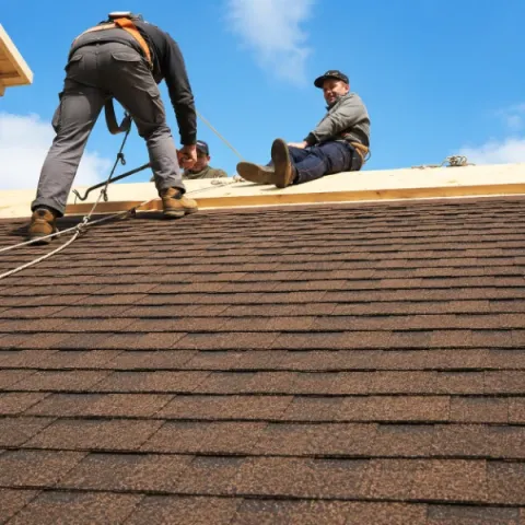 Artisan couvreur Braud-et-Saint-Louis réalisant la pose d'une toiture en tuiles