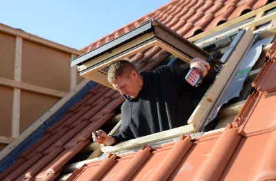 Pose de fenêtre de toit et velux par un couvreur à Braud-et-Saint-Louis